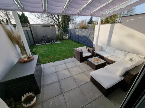Terrasse mit Blick in den Garten