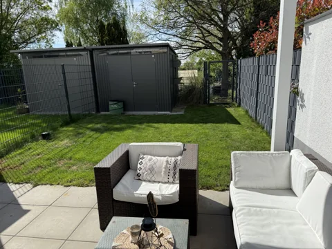 Blick von der Terrasse in den Garten